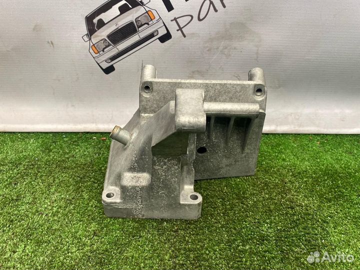 Кронштейн компрессора кондиционера Mercedes-Benz