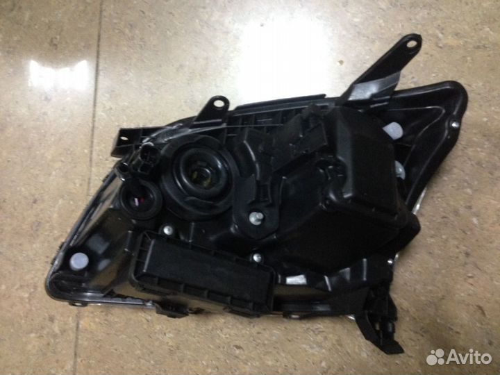 Фара передняя Toyota Avensis