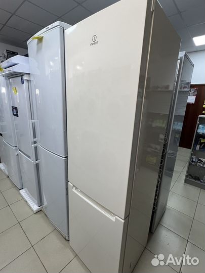 Холодильник Indesit 200см Новый