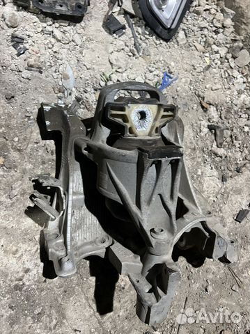 Кронштейн подрамника правый левый Audi A4 A5 8W B9