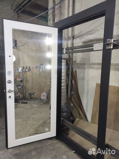 Дверь входная с зеркалом