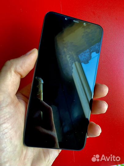 Телефон Pocophone F1