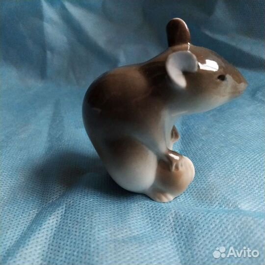Мышь с орехом статуэтка фарфор ифз