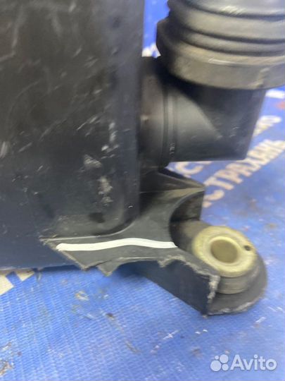 Корпус воздушного фильтра. Mitsubishi Grandis