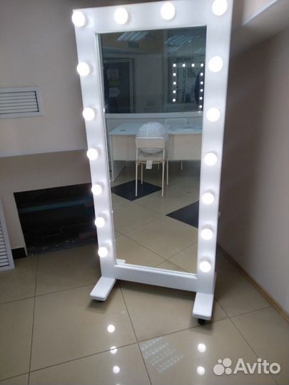 Зеркало с лампочками макияжное