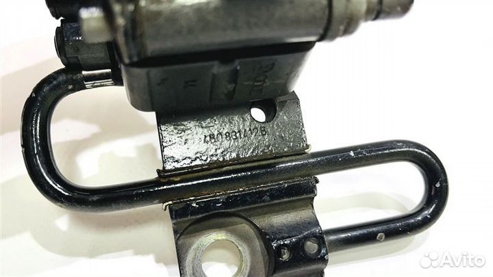 Петля двери нижняя передняя правая Volkswagen Golf