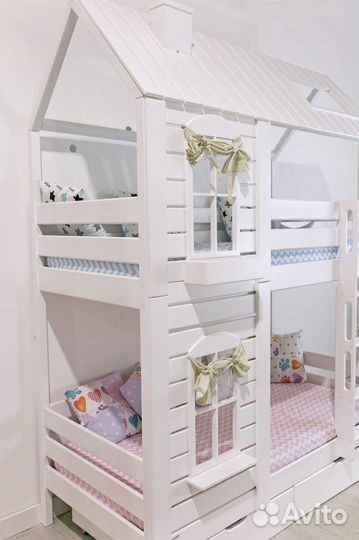 Двухъярусная кровать домик