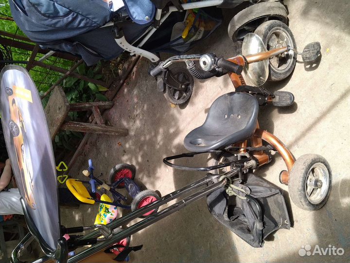 Детский велосипед с ручкой бу и игрушки