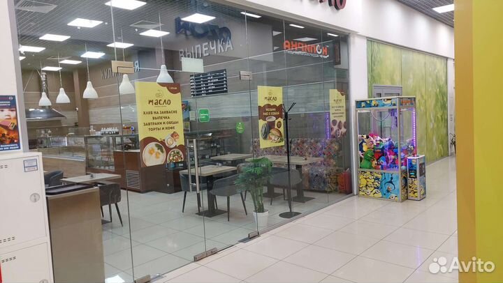 Продавец раздачи в кафе