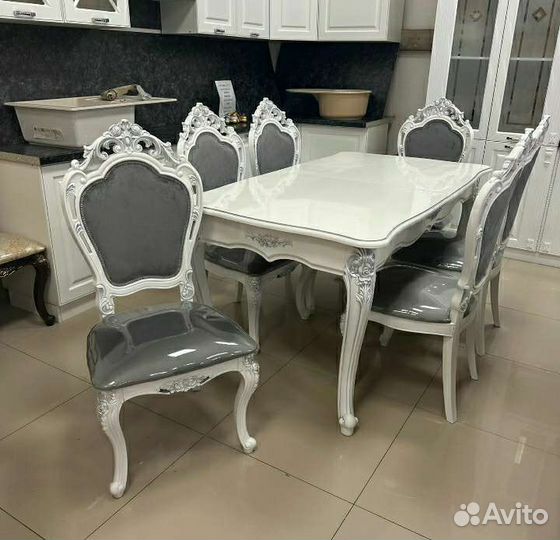 Стол и стулья