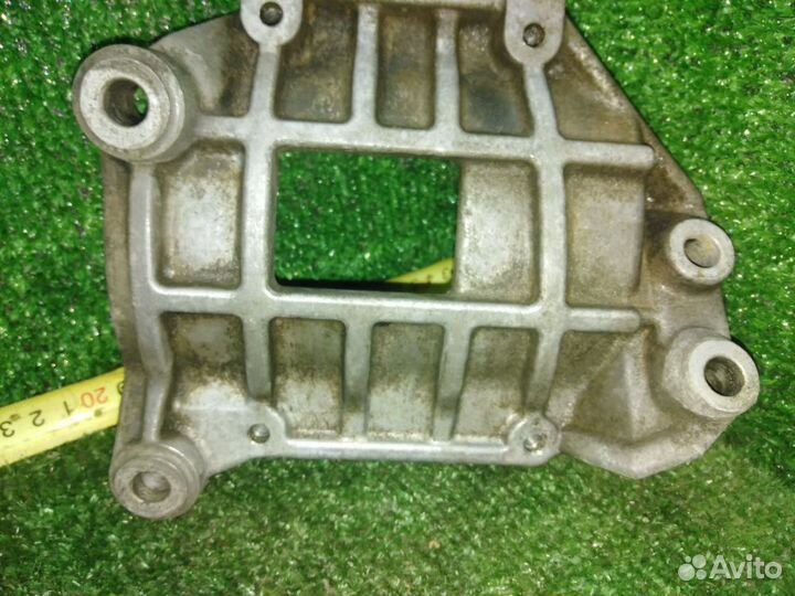 Крепление компрессора кондиционера Kia Carnival 1