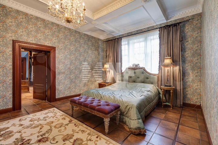 Дом 1000 м² на участке 15 сот.