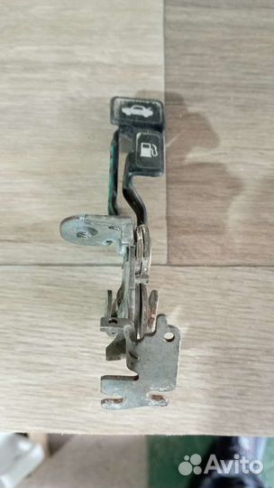 Рычажки открывания капота и лючка бака