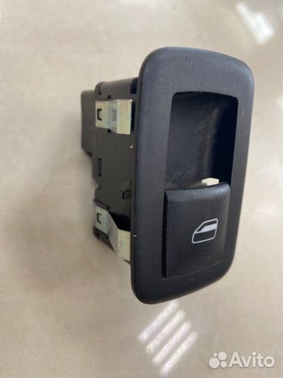 Кнопка стеклоподъемника задняя левая Jeep Cherokee