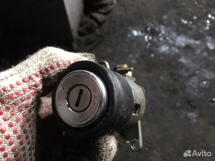 Замок крышки багажника Audi 4A5862055