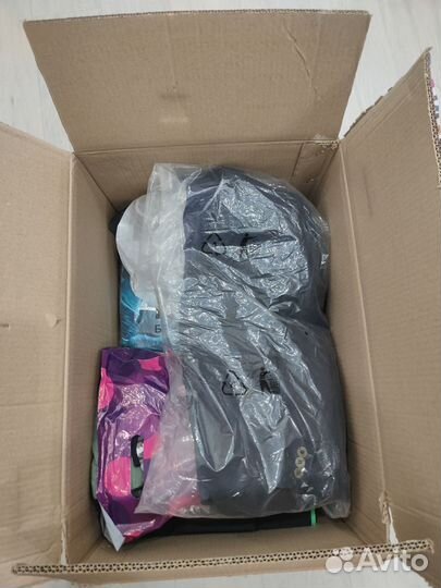 Детские вещи в коробке
