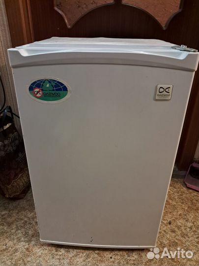Холодильник бу маленький. Не морозит