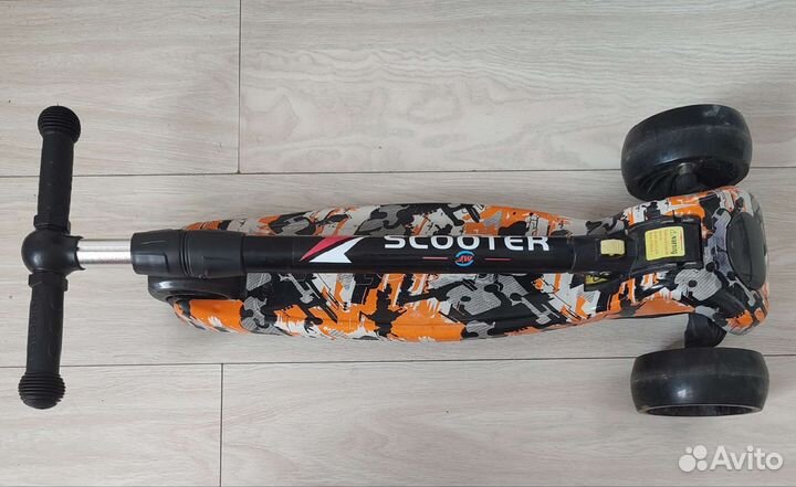 Самокат Scooter с подсветкой музыкой светящийся