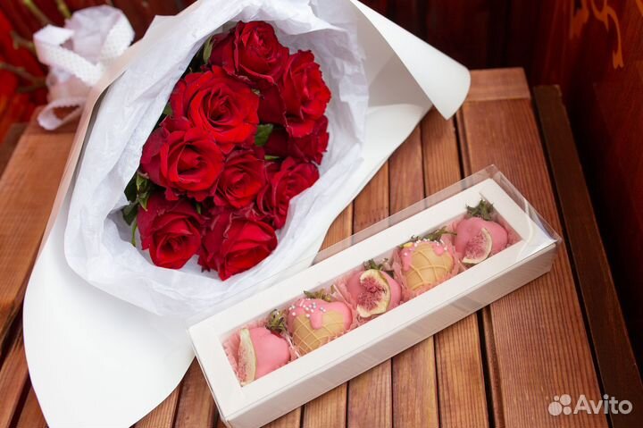 Цветы и набор клубники в шоколаде