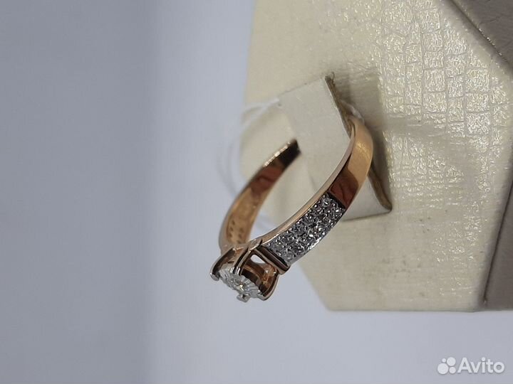 Золотое кольцо с камнем 17р