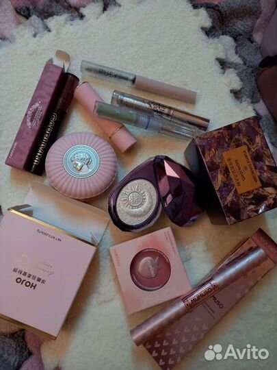 Набор косметики пудра, хайлайтер, румяна и тд