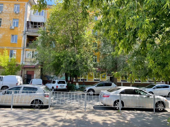 Помещение на пешеходном трафике с парковкой