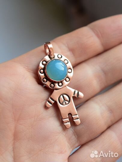 Медный кулон космонавт с голубым халцедоном