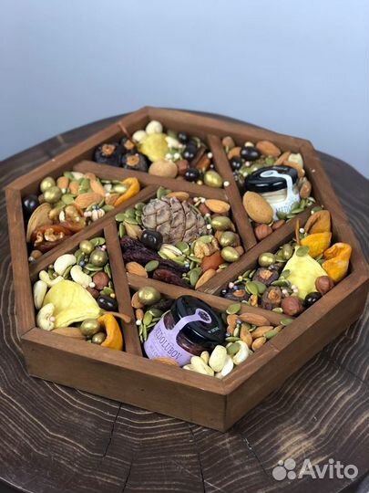 Подарочный бокс с орехами, сухофруктами медом