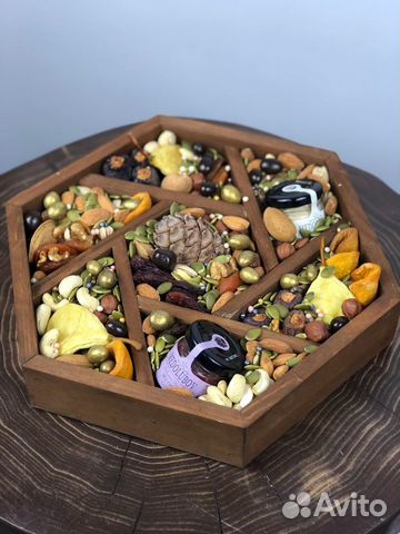 Подарочный бокс с орехами, сухофруктами медом