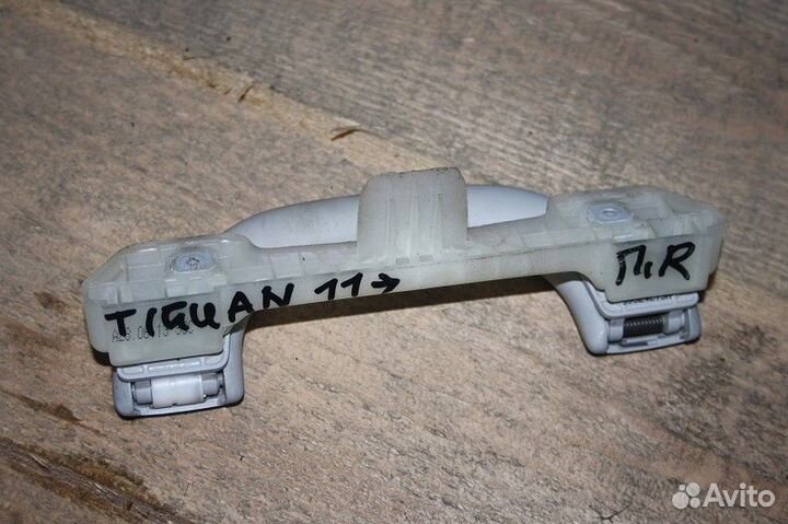 Ручка внутренняя потолочная Volkswagen tiguan 2011