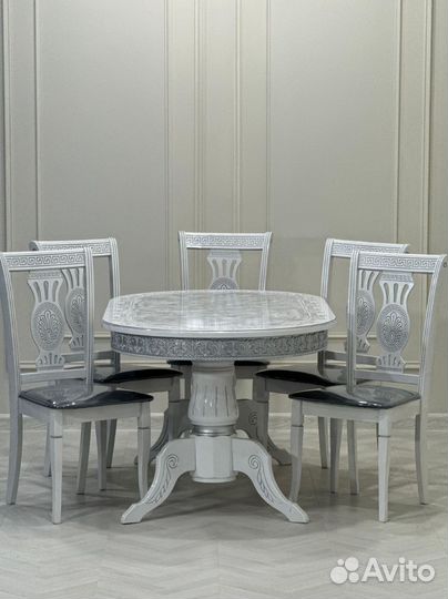 Стол обеденный. В наличии