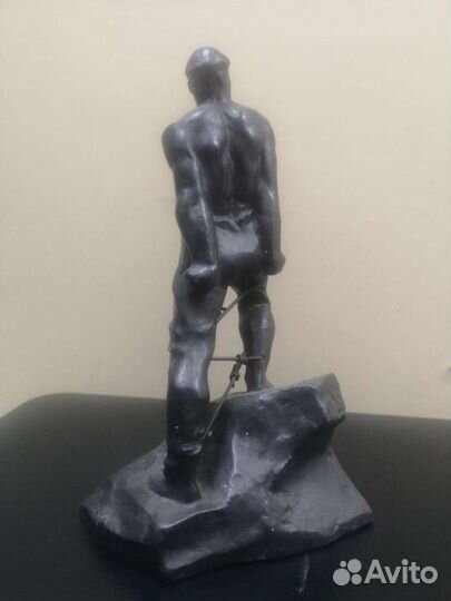 Статуэтка Муса Джалиль