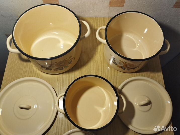 Новый набор эмалированных кастрюль