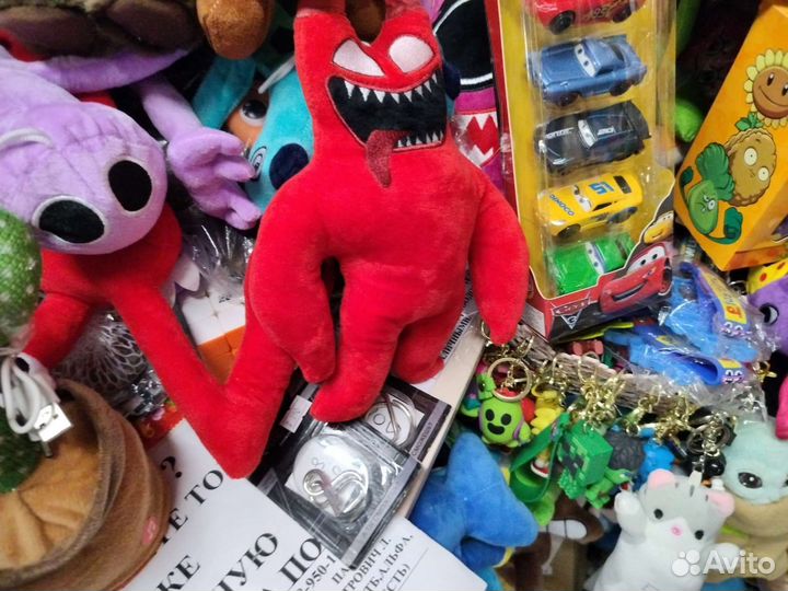 Красный банбан с белыми глазами