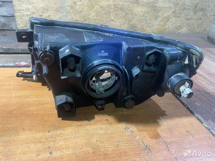 Фара правая Mitsubishi Pajero IO 99г