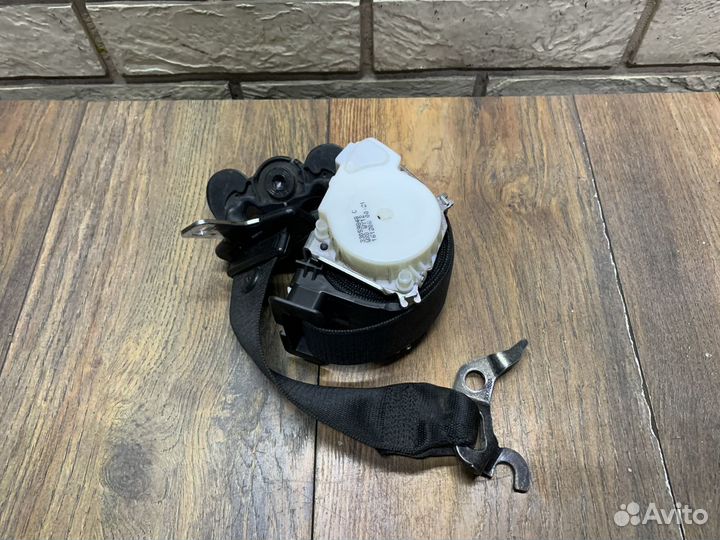 BMW 1-Series E87 Ремень безопасности передний