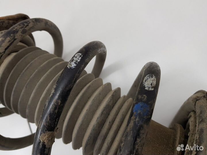 Амортизатор передний правый с пружиной