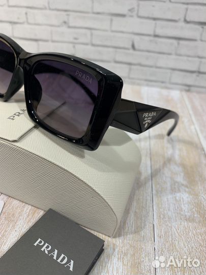 Солнцезащитные очки Prada