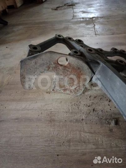 Кронштейн реактивной тяги левый Mercedes-Benz