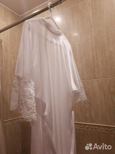 Атласный халат с кружевом