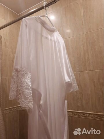 Атласный халат с кружевом