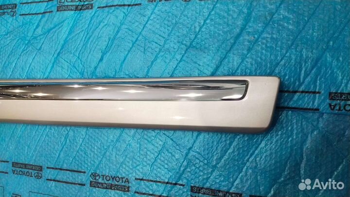 Молдинг Ленд Крузер 200 передний правый серебро