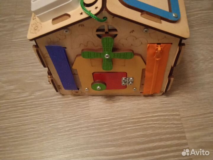 Развивающий домик бизиборд