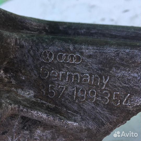 Кронштейн двигателя правый Фольксваген Пассат Б3