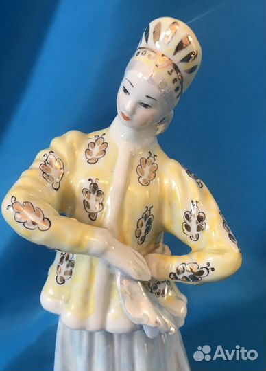 Фарфоровая статуэтка Барышня, плясунья Дулево