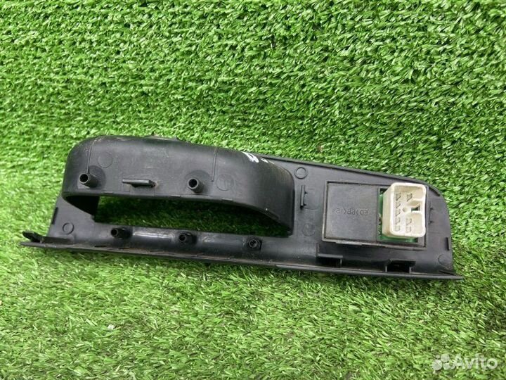 Кнопка стеклоподъемника задняя правая Kia Ceed ED