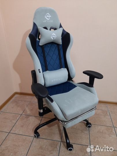 Игровое компьютерное кресло с подставкой под ноги