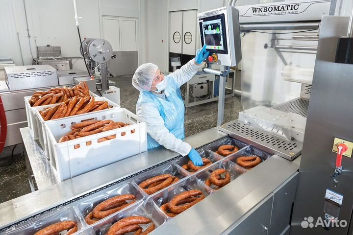 Вахта на колбасной конвейерной ленте