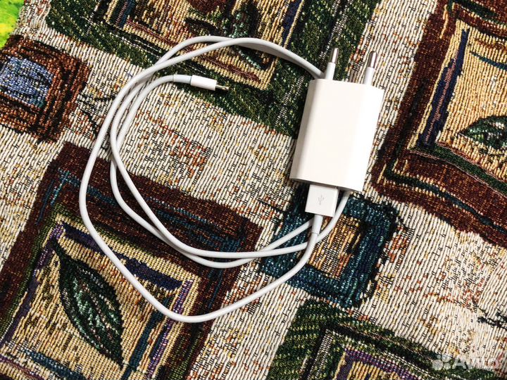 Проводные наушники и зарядка