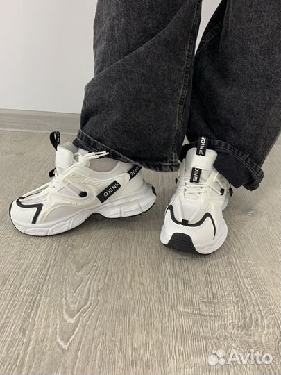 Кроссовки женские новые